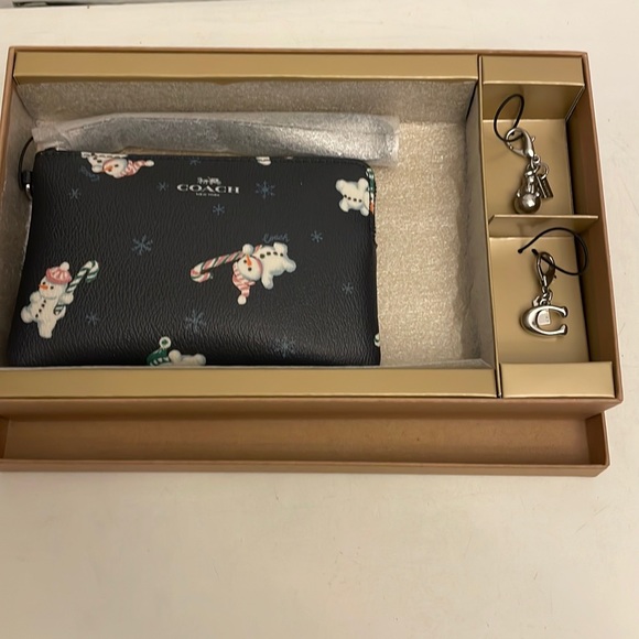 New Coach Boxed corner zip wristlet snow men printed. - Picture 1 of 5